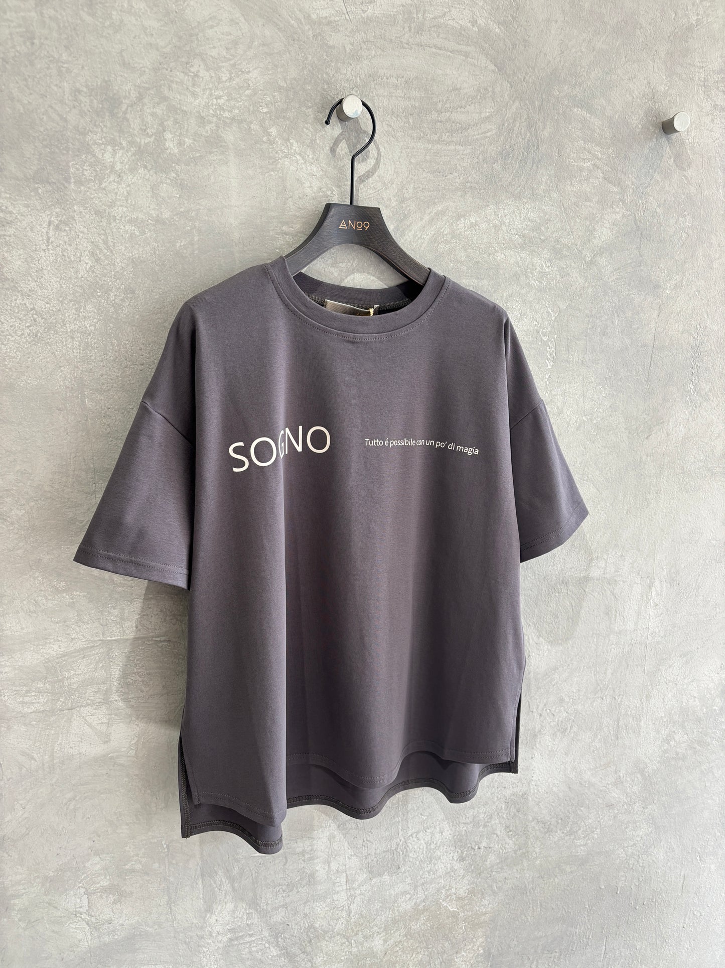 オーバーサイズロゴTシャツ/Anna Kerry