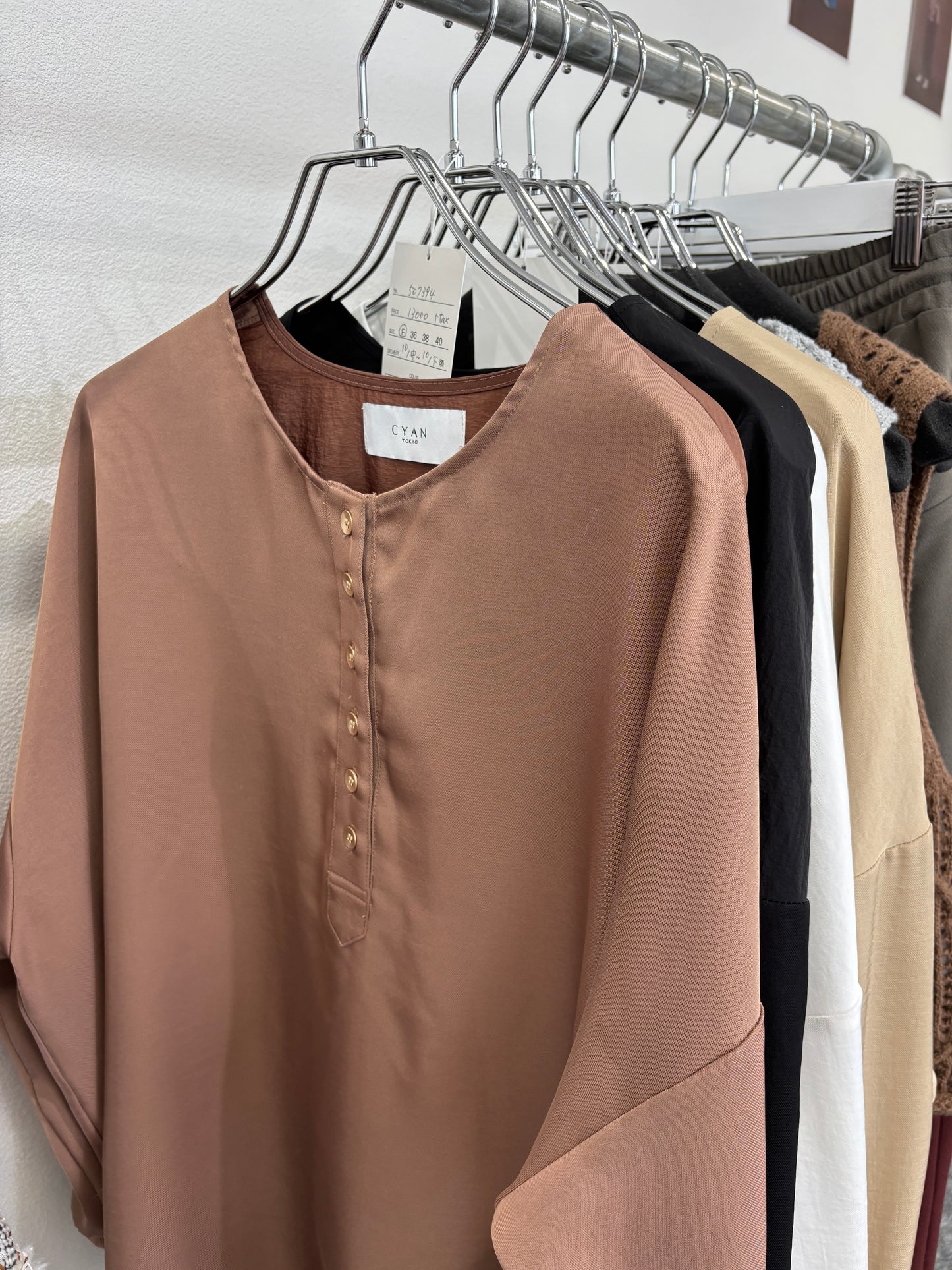 【予約販売】グロッシーヘンリーリブブラウス/507394/CYAN tokyo