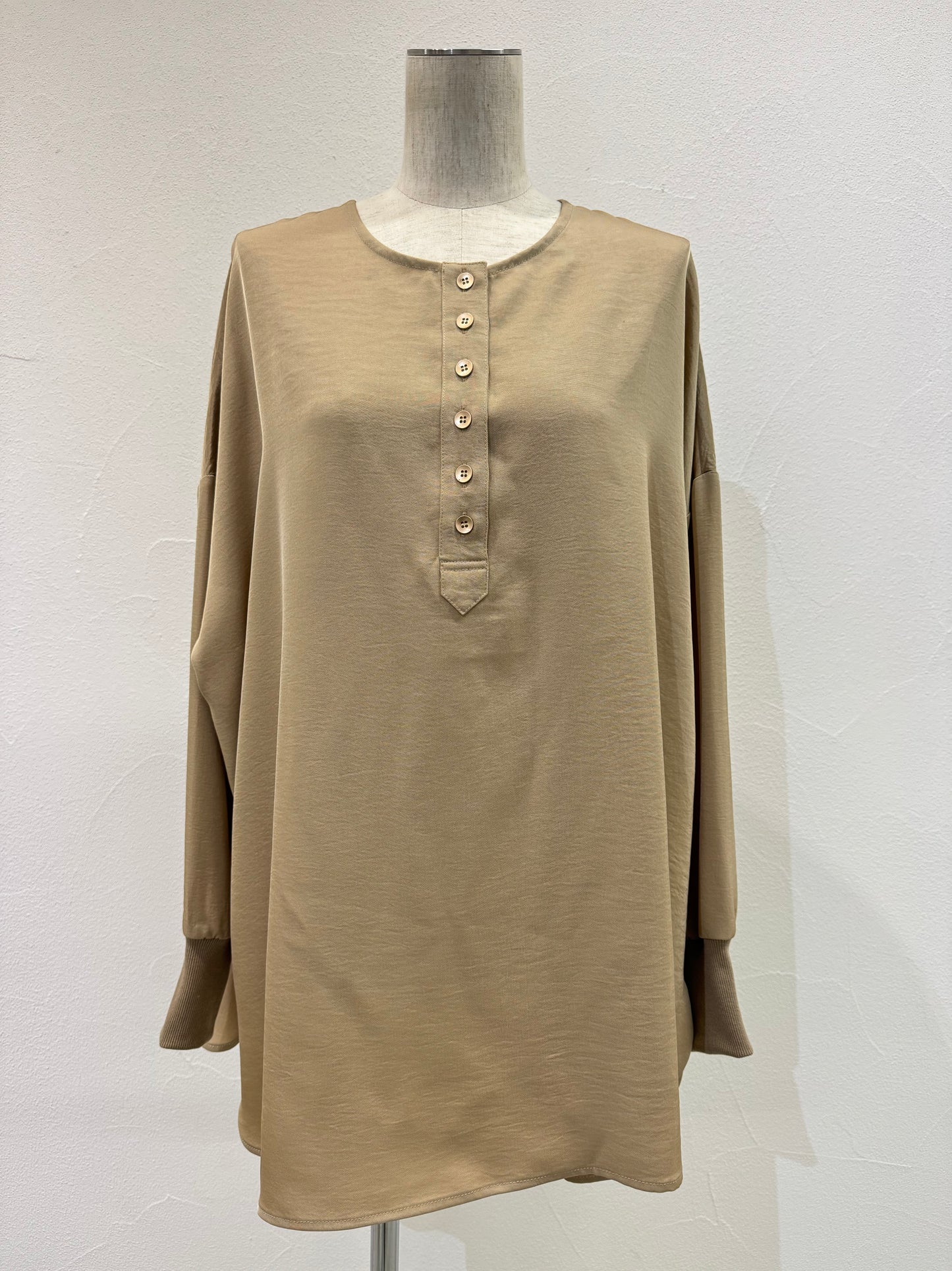 【予約販売】グロッシーヘンリーリブブラウス/507394/CYAN tokyo