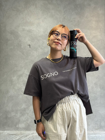 オーバーサイズロゴTシャツ／Anna Kerry
