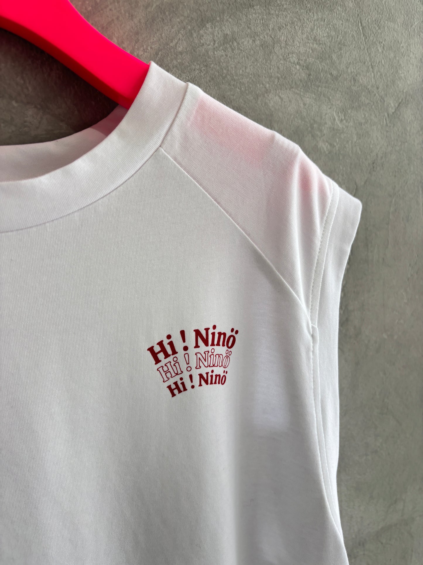 受付終了【予約販売】”Hi Ninö” オリジナルクールタッチノースリーブ／No.9-the Nines-