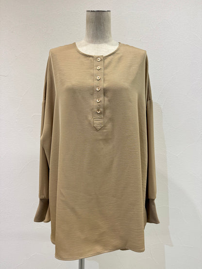 【予約販売】グロッシーヘンリーリブブラウス／507394／CYAN tokyo