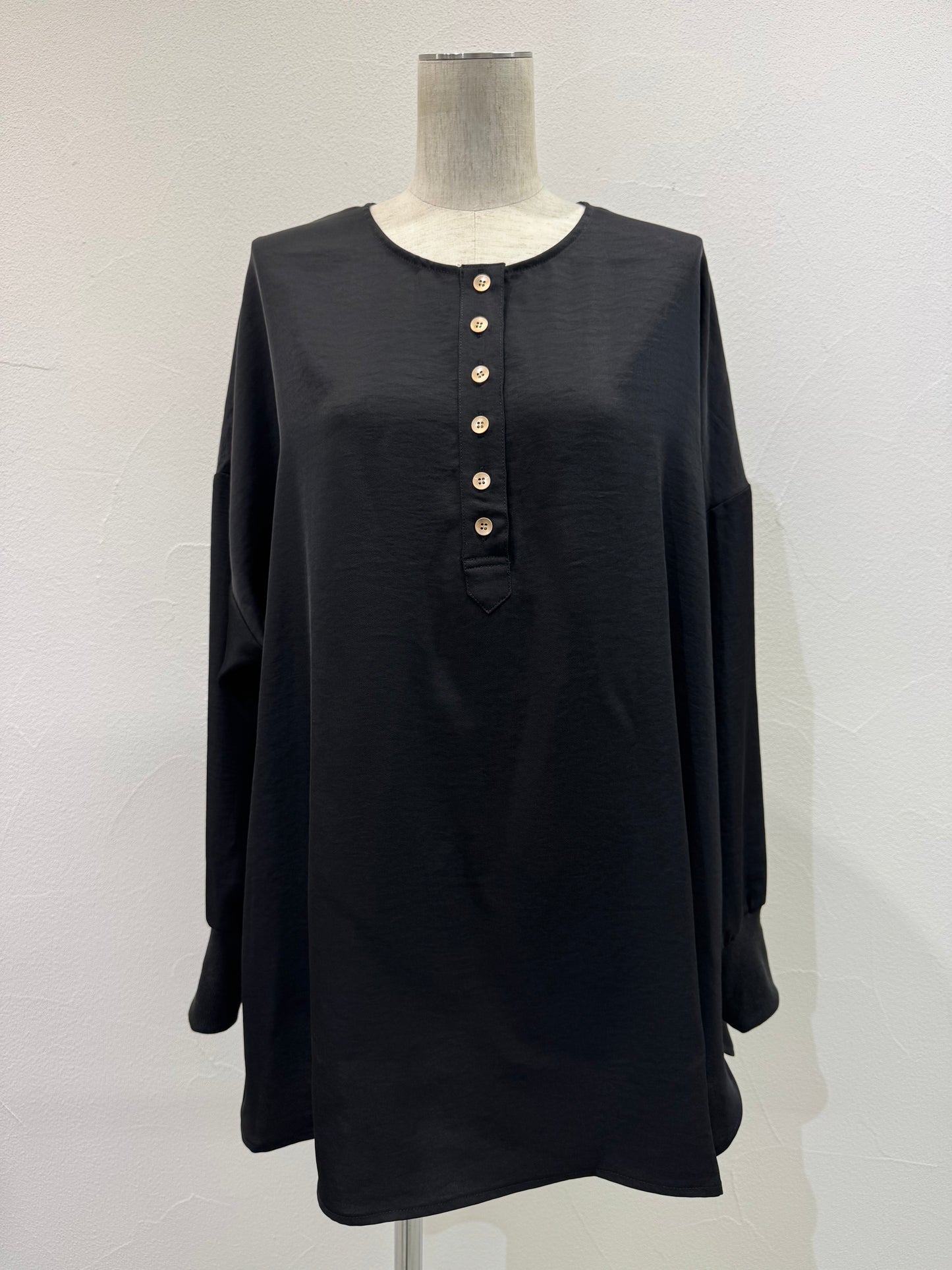 【予約販売】グロッシーヘンリーリブブラウス／507394／CYAN tokyo